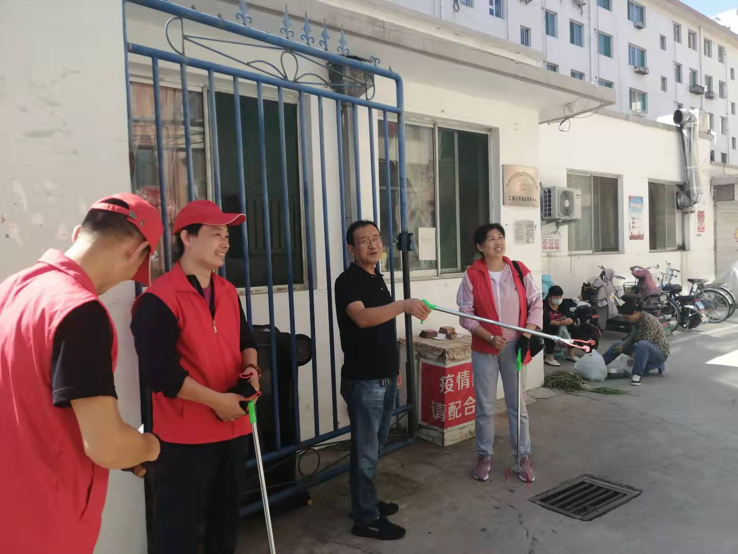 01-9月9日黨委委員、財(cái)務(wù)總監(jiān)辛建人在匯春小區(qū)檢查指導(dǎo)志愿者服務(wù).jpg
